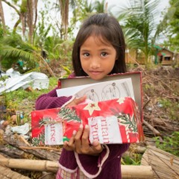 Cậu bé 7 tuổi ủng hộ quà từ thiện Giáng sinh cho…vợ tương lai 1