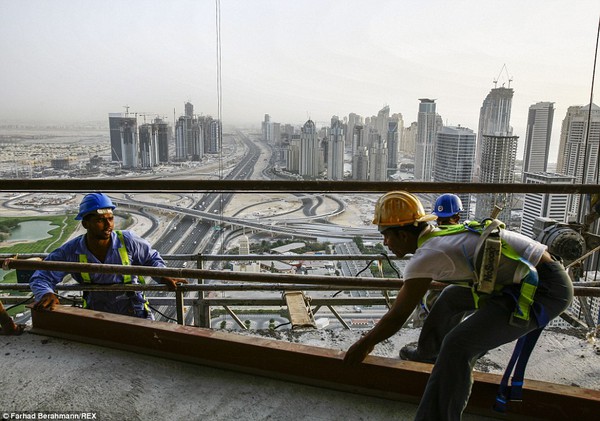Câu chuyện nhói lòng về những lao động nghèo mắc kẹt giữa Dubai  2