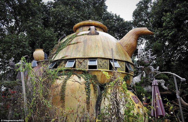Độc đáo ngôi nhà hình ấm trà trên cây của nghệ sĩ Trung Quốc 1