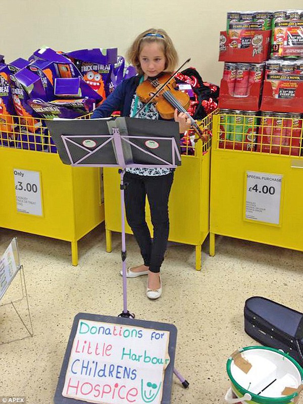 Cô bé 10 tuổi kiếm hơn tỷ đồng tặng quỹ từ thiện nhờ chơi violin dạo 3