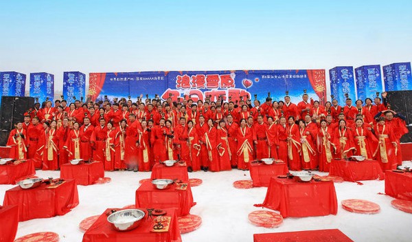 99 cặp đ&ocirc;i làm đ&aacute;m cưới dưới trời tuyết rơi -3 độ C  5
