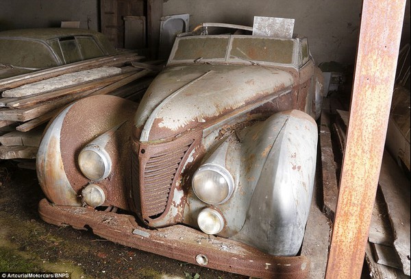 60 chiếc xe cổ bị bỏ hoang có giá lên đến 400 tỷ đồng. 3