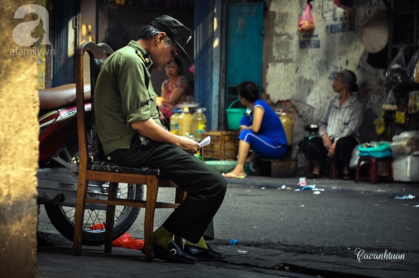 Bình yên nét chợ quê sót lại giữa phố cổ Hà Thành 9