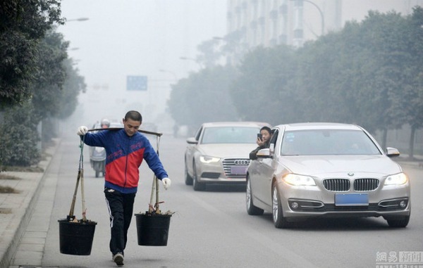 Người đàn ông gánh 40kg phân và đi bộ 5,5 km thử thách bản thân 3