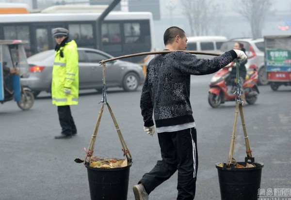 Người đàn ông gánh 40kg phân và đi bộ 5,5 km thử thách bản thân 6