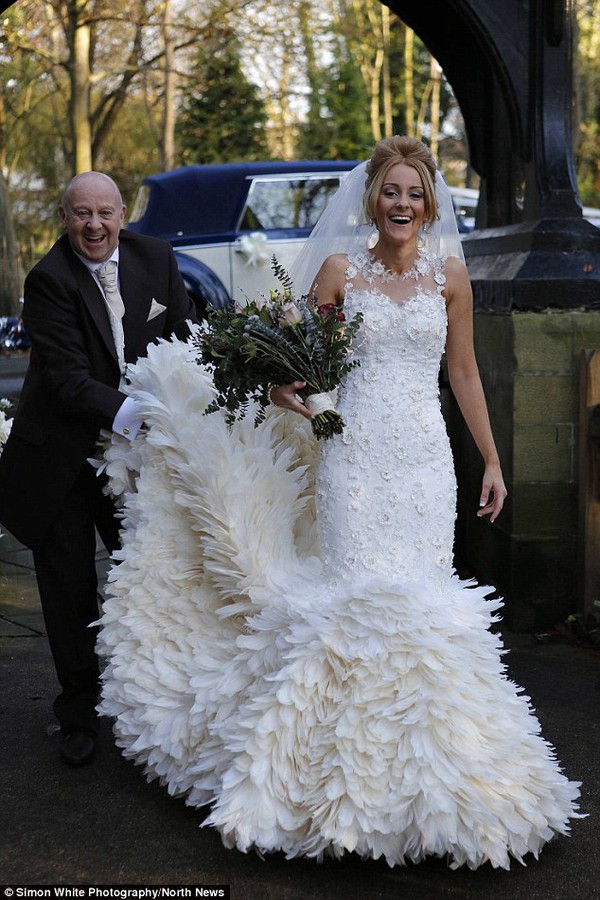 Chiếc váy cưới độc đáo làm từ 22.000 chiếc lông ngỗng 5