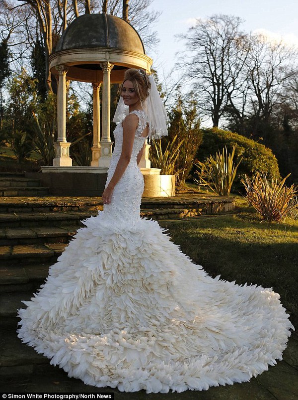Chiếc váy cưới độc đáo làm từ 22.000 chiếc lông ngỗng 1