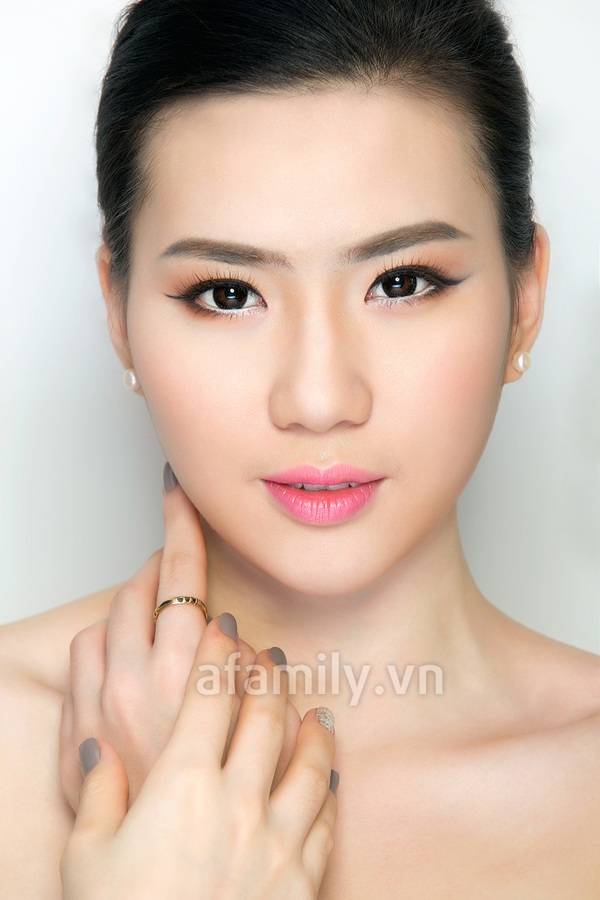 Hướng dẫn trang điểm nhẹ nh&agrave;ng cho n&agrave;ng m&aacute; 