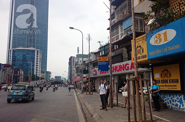 Đường Nguyễn Chí Thanh đã từng được bình chọn là đẹp nhất Việt Nam, thế nhưng từ sau khi bị chặt hạ hết cây, đường Nguyễn Chí Thanh trở nên trống hoác, hoang tàn hơn bao giờ hết.