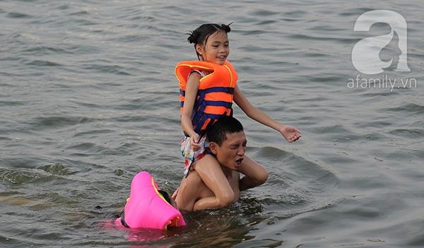 Hồ Linh Đàm 10 ngày 2 người chết đuối, nhiều người vẫn liều mình tắm