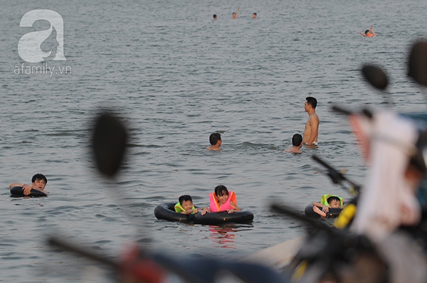Hồ Linh Đàm 10 ngày 2 người chết đuối, nhiều người vẫn liều mình tắm