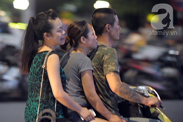 Hà Nội: Nhiều người vô tư dạo phố đêm mà quên đội mũ bảo hiểm