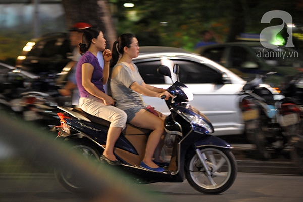 Hà Nội: Nhiều người vô tư dạo phố đêm mà quên đội mũ bảo hiểm