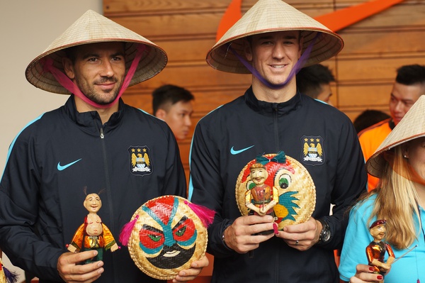 Sao Man City đội nón lá giao lưu với fan Việt Nam