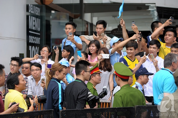 Sao Man City đội nón lá giao lưu với fan Việt Nam