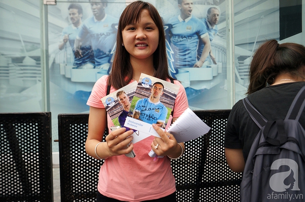 Sao Man City đội nón lá giao lưu với fan Việt Nam