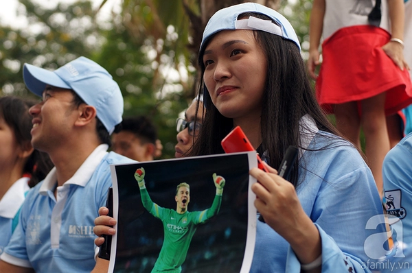 Sao Man City đội nón lá giao lưu với fan Việt Nam