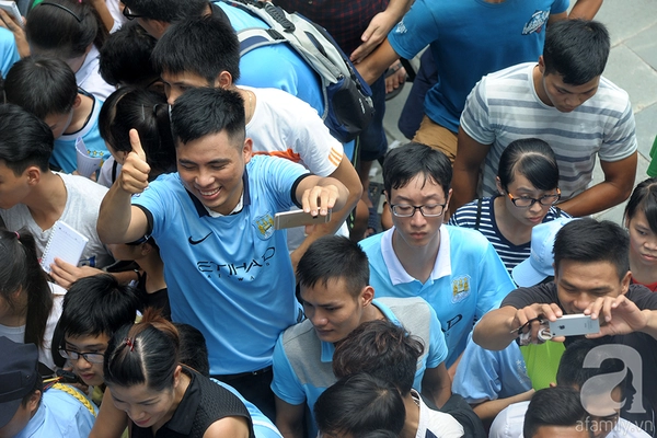 Sao Man City đội nón lá giao lưu với fan Việt Nam