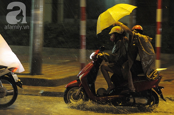 Cơn mưa vàng giải nhiệt Hà Nội sau bao ngày nắng nóng