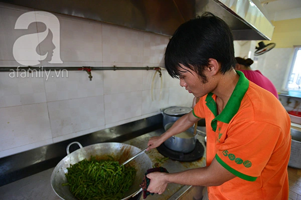 Trắng đ&ecirc;m chuẩn bị cơm miễn ph&iacute; phục vụ sĩ tử 