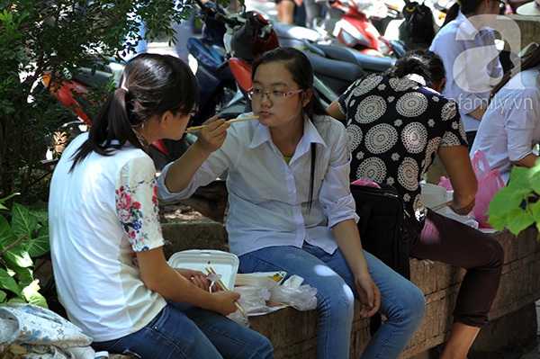  Trắng đ&ecirc;m chuẩn bị cơm miễn ph&iacute; phục vụ sĩ tử 