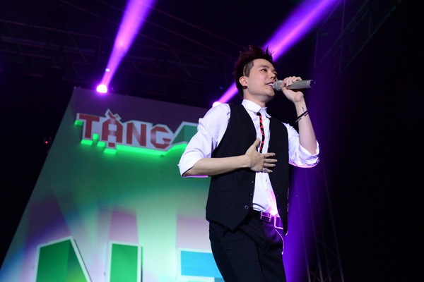 Ho&agrave;ng Th&ugrave;y Linh &ldquo;tự sướng&rdquo; c&ugrave;ng fan H&agrave; Nội 10