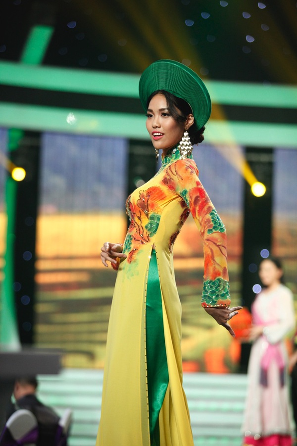 Trương Ngọc &Aacute;nh đưa con g&aacute;i đi chấm thi nhan sắc 10