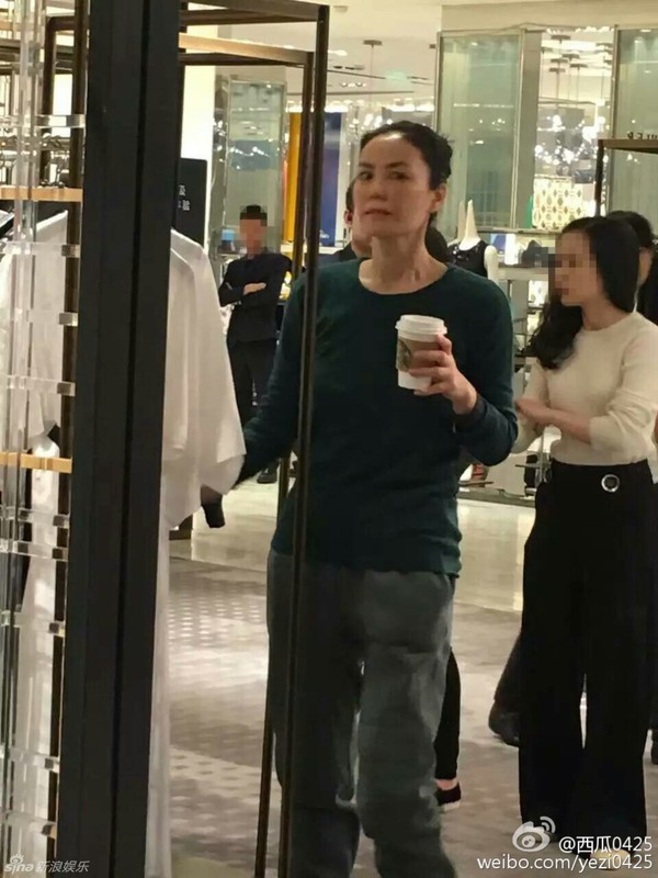 Vương Phi đi mua sắm c&ugrave;ng con g&aacute;i 