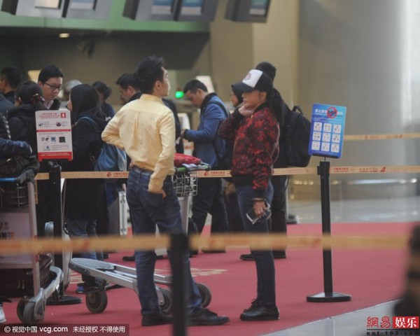 Lưu Hiểu Khánh tình cảm khoác tay trợ lý trẻ tại sân bay 2