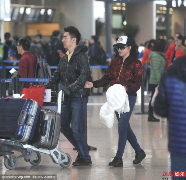 Lưu Hiểu Khánh tình cảm khoác tay trợ lý trẻ tại sân bay