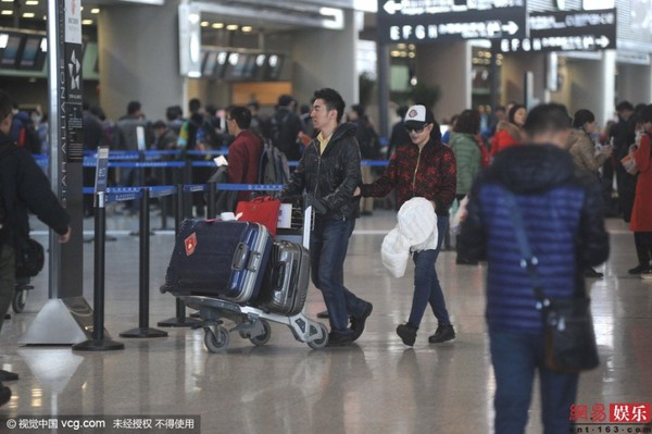Lưu Hiểu Khánh tình cảm khoác tay trợ lý trẻ tại sân bay 8