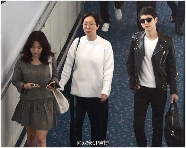 Song Joong Ki - Song Hye Kyo sánh đôi chớp nhoáng tại sân bay Hồng Kông 3