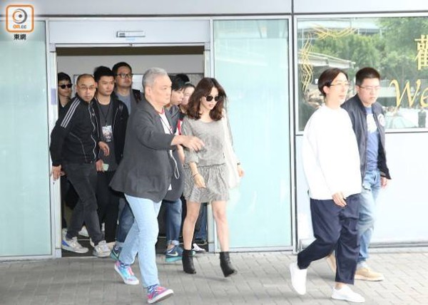 Song Joong Ki - Song Hye Kyo sánh đôi chớp nhoáng tại sân bay Hồng Kông 5
