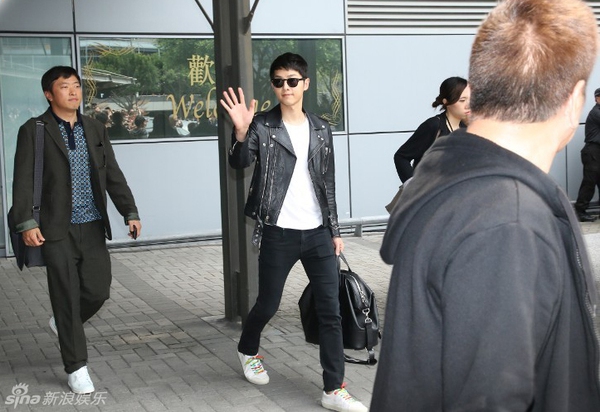 Song Joong Ki - Song Hye Kyo sánh đôi chớp nhoáng tại sân bay Hồng Kông 6