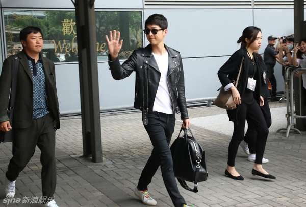 Song Joong Ki - Song Hye Kyo sánh đôi chớp nhoáng tại sân bay Hồng Kông 7