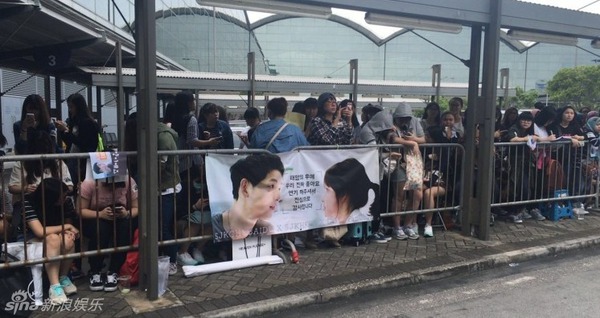 Song Joong Ki - Song Hye Kyo sánh đôi chớp nhoáng tại sân bay Hồng Kông 8