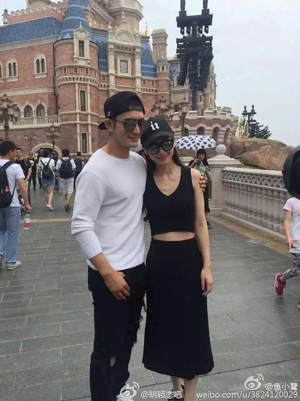 Huỳnh Hiểu Minh tình tứ dắt tay Angelababy đi chơi Disneyland 1