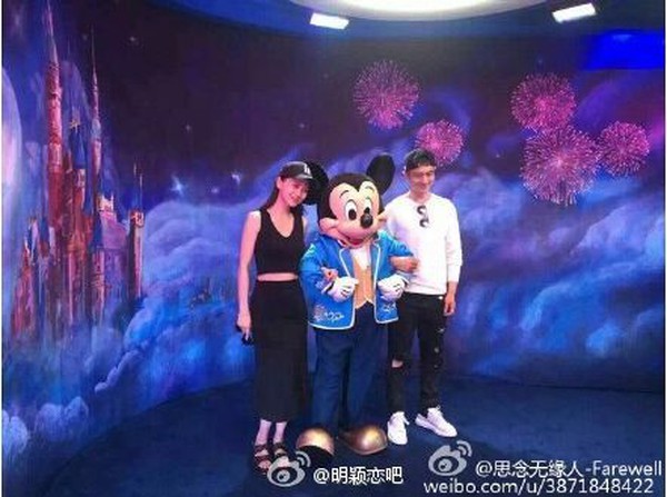 Huỳnh Hiểu Minh tình tứ dắt tay Angelababy đi chơi Disneyland 4