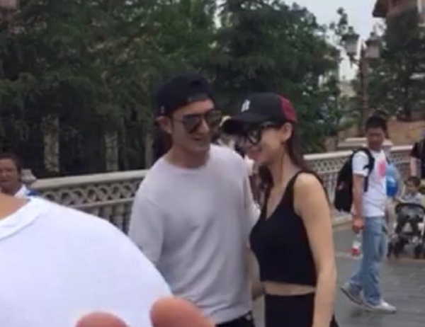 Huỳnh Hiểu Minh tình tứ dắt tay Angelababy đi chơi Disneyland 7