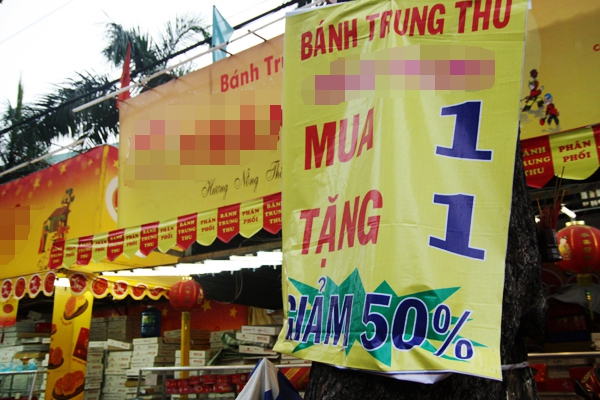 TP.HCM: Bánh trung thu treo bảng 