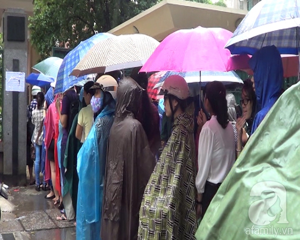 Hà Nội: Đội mưa xếp hàng nộp hồ sơ thi tuyển công chức 4