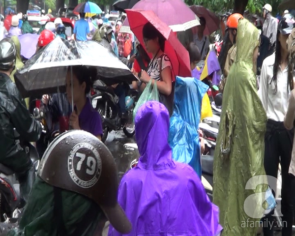Hà Nội: Đội mưa xếp hàng nộp hồ sơ thi tuyển công chức 2