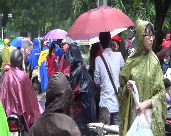 Hà Nội: Đội mưa xếp hàng nộp hồ sơ thi tuyển công chức 3