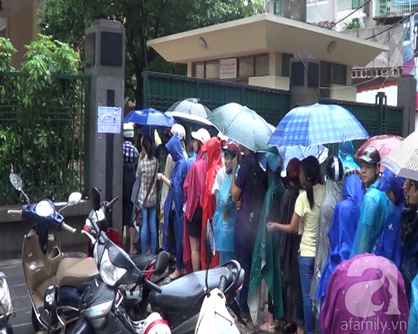 Hà Nội: Đội mưa xếp hàng nộp hồ sơ thi tuyển công chức 1
