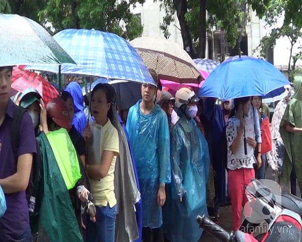 Hà Nội: Đội mưa xếp hàng nộp hồ sơ thi tuyển công chức 5