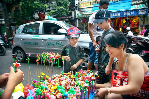 Người Hà Nội náo nức đi chơi Trung Thu, mừng Quốc Khánh 19