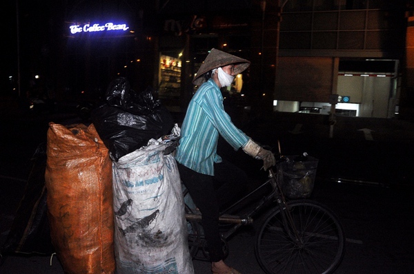 Những phụ nữ thức trắng đêm trên đường phố Sài Gòn 2