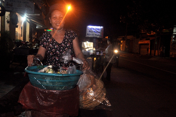 Những phụ nữ thức trắng đêm trên đường phố Sài Gòn 5