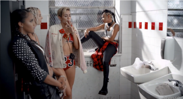 Miley Cyrus phì phèo thuốc lá đầy nổi loạn trong MV mới 1