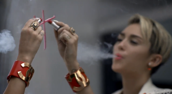 Miley Cyrus phì phèo thuốc lá đầy nổi loạn trong MV mới 2